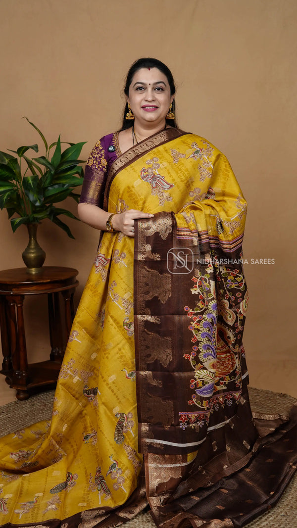 Semi Dola Butta With Zari Lines And Contrast Zari Border
