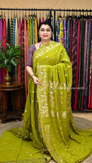 Premium Crepe Silk Saree With Silver And Golden Zari Floral And Bird Motif Rich Pallu