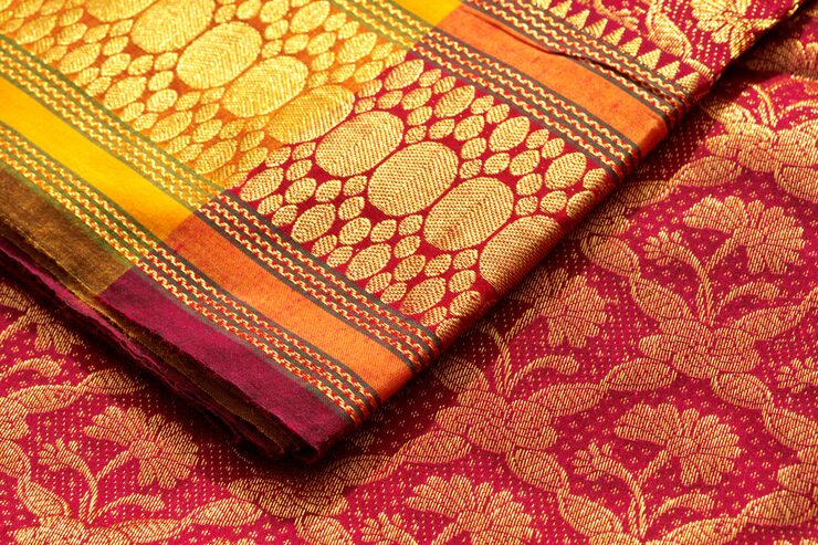 Elegant Christmas Saree Ideas Under ₹2500 That Look Designer