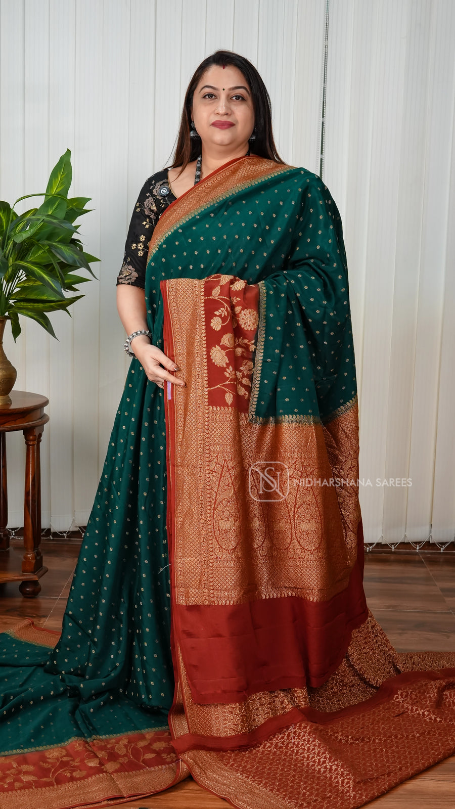 Pure Banarasi Crepe With Antic Zari Butta And Contrast Border