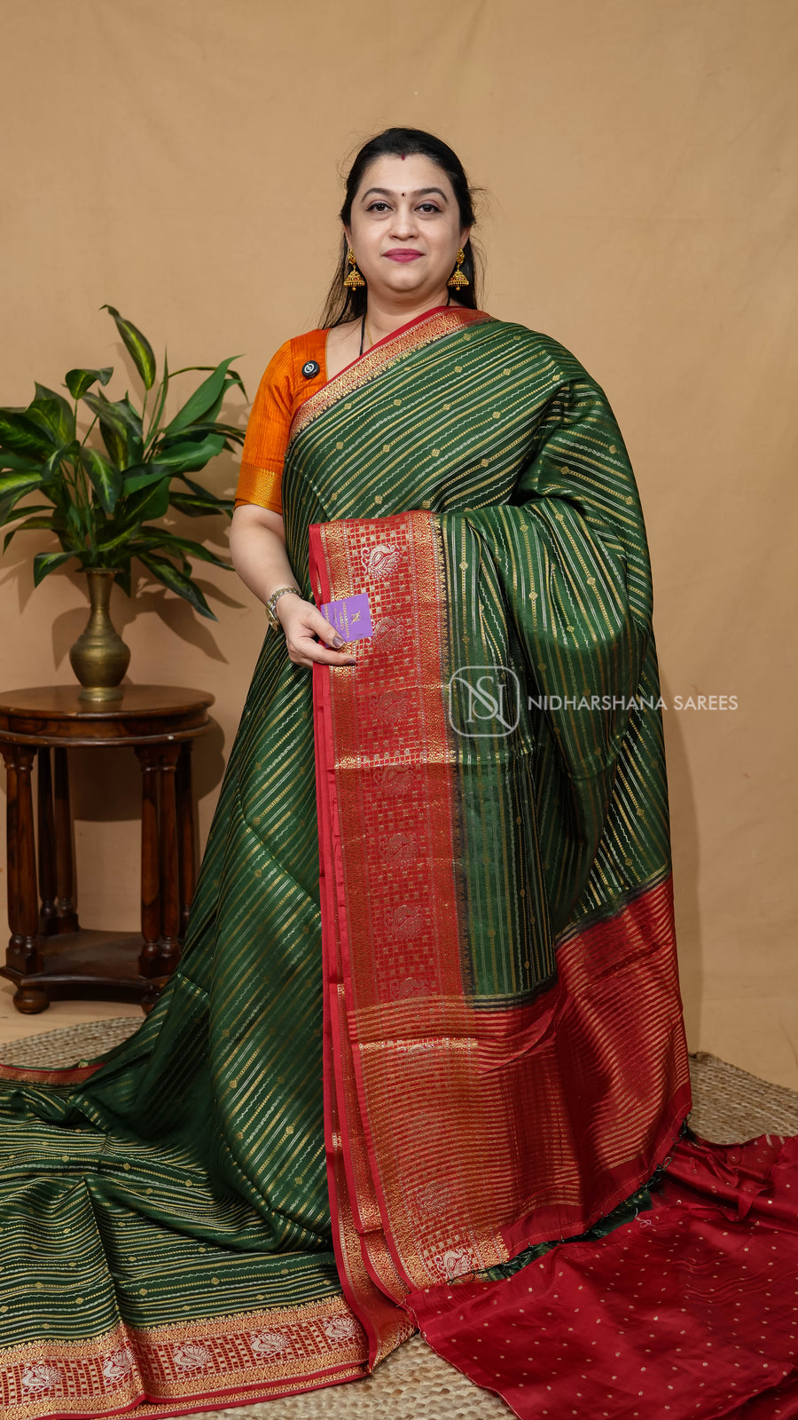 Viscose Dola With Zari Lines And Contrast Zari Border