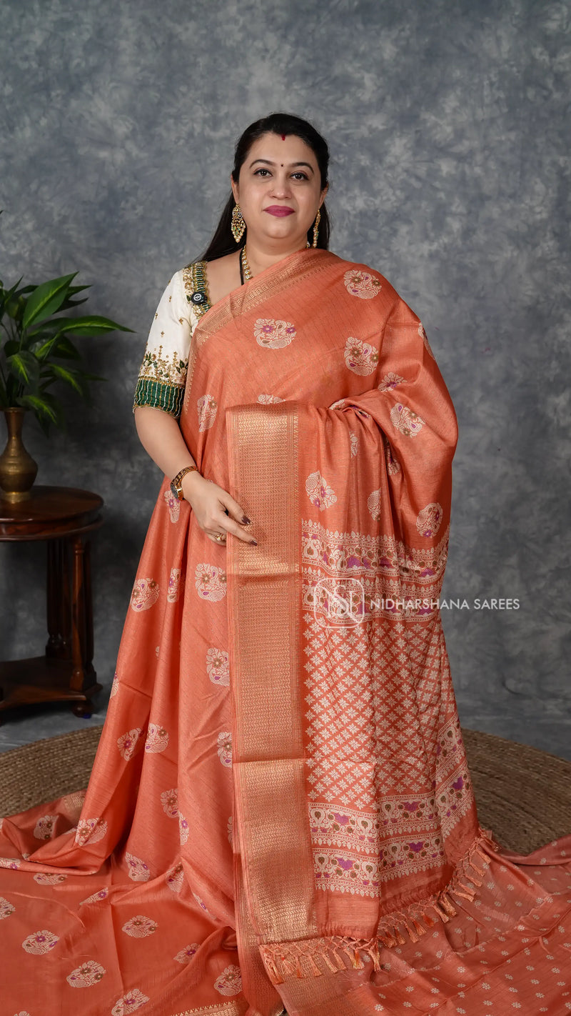 Semi Dola With Zari Lines And Zari Border