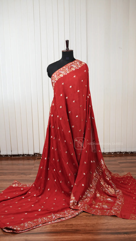 Premium Crepe Silk Saree With Silver And Golden Zari Floral And Bird Motif Rich Pallu