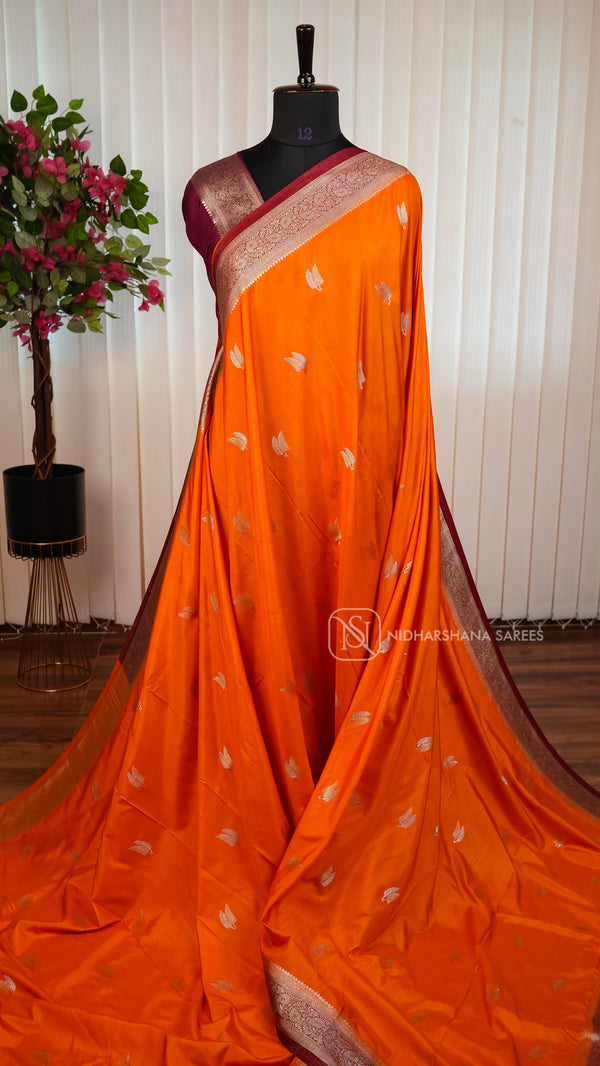 Semi Tussar With Zari Butta And Contrast Zari Border