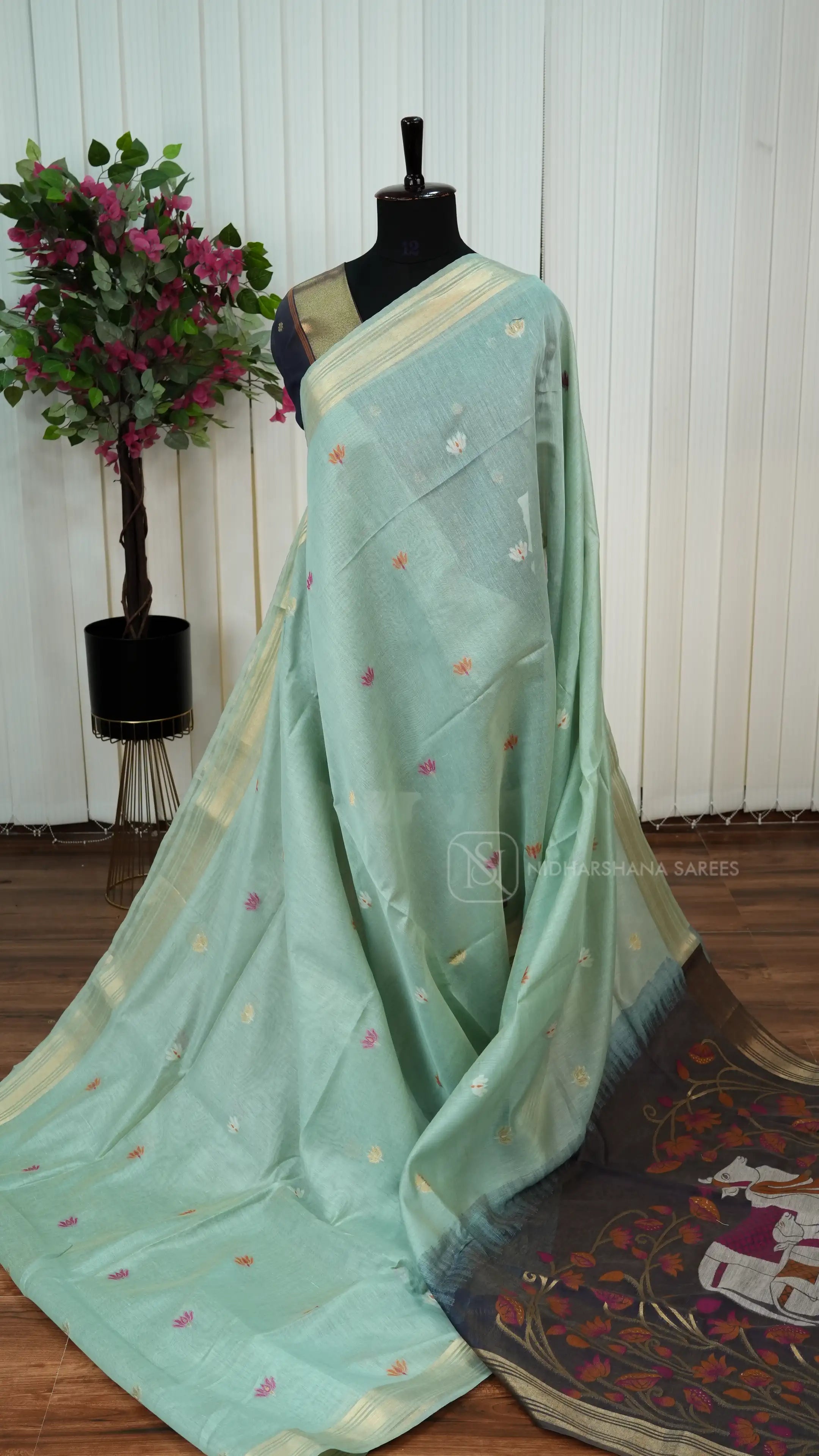 Munga Cotton With Floral Zari Butta And Contrast Floral Printed Pallu