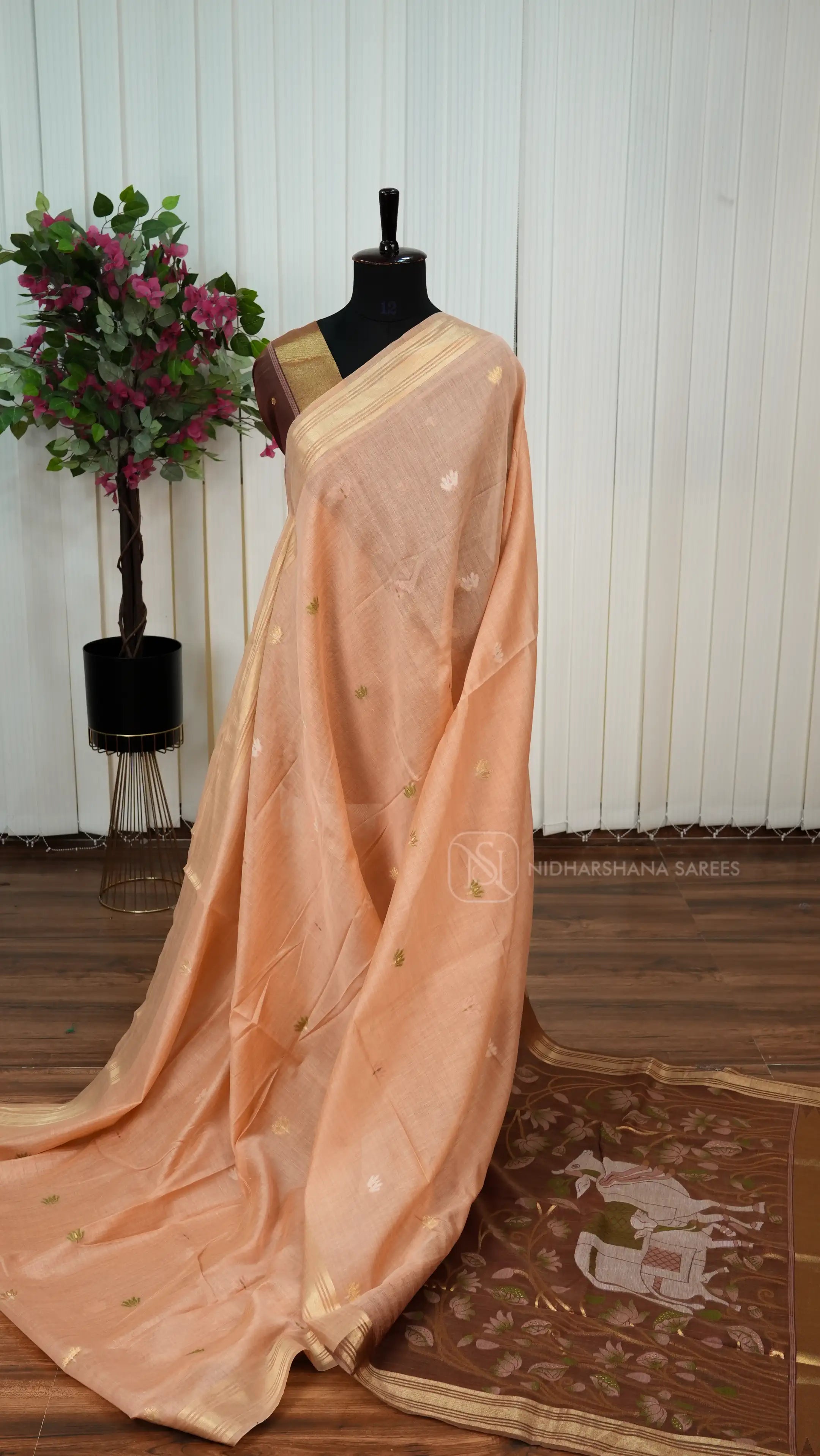 Munga Cotton With Floral Zari Butta And Contrast Floral Printed Pallu