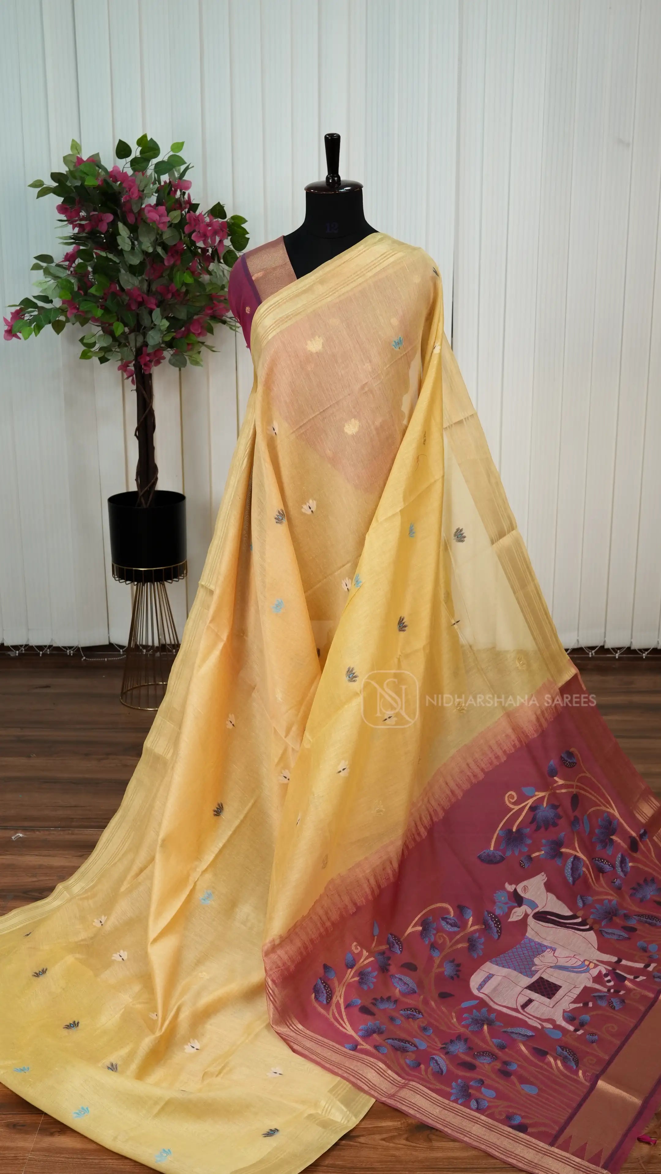 Munga Cotton With Floral Zari Butta And Contrast Floral Printed Pallu