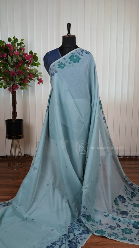 Munga Cotton With Foral Thread Weaving Butta Thread Weaving Border