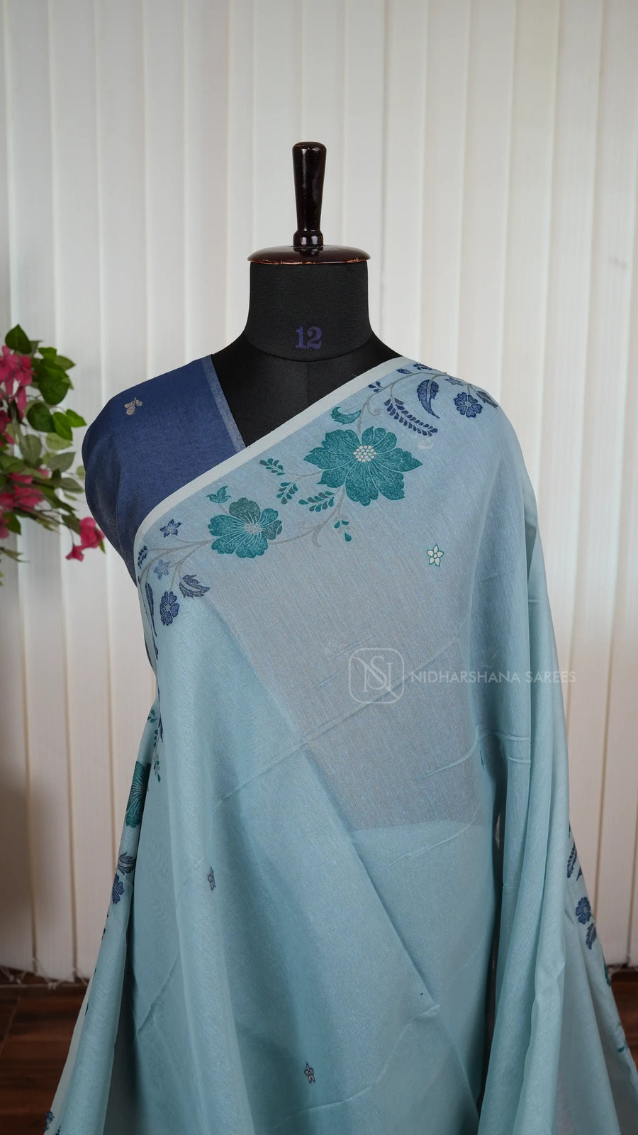 Munga Cotton With Foral Thread Weaving Butta Thread Weaving Border