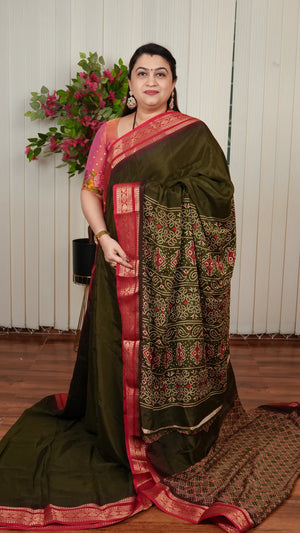 Semi Dola With Bandhini Print Pallu And Contrast Zari Border