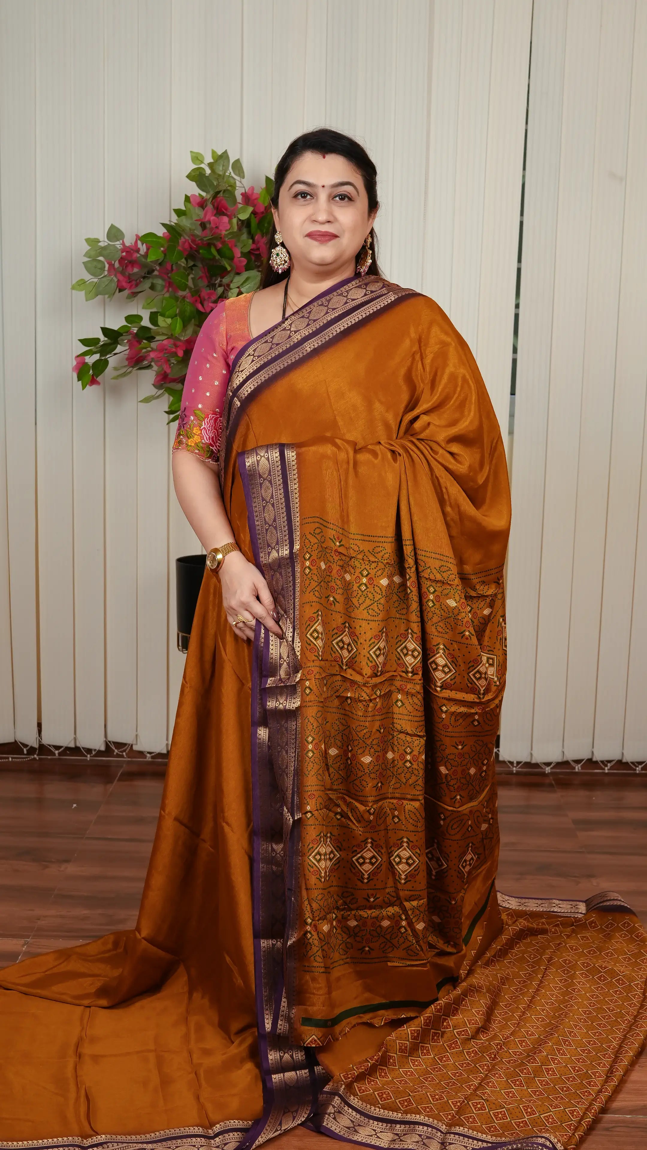 Semi Dola With Bandhini Print Pallu And Contrast Zari Border