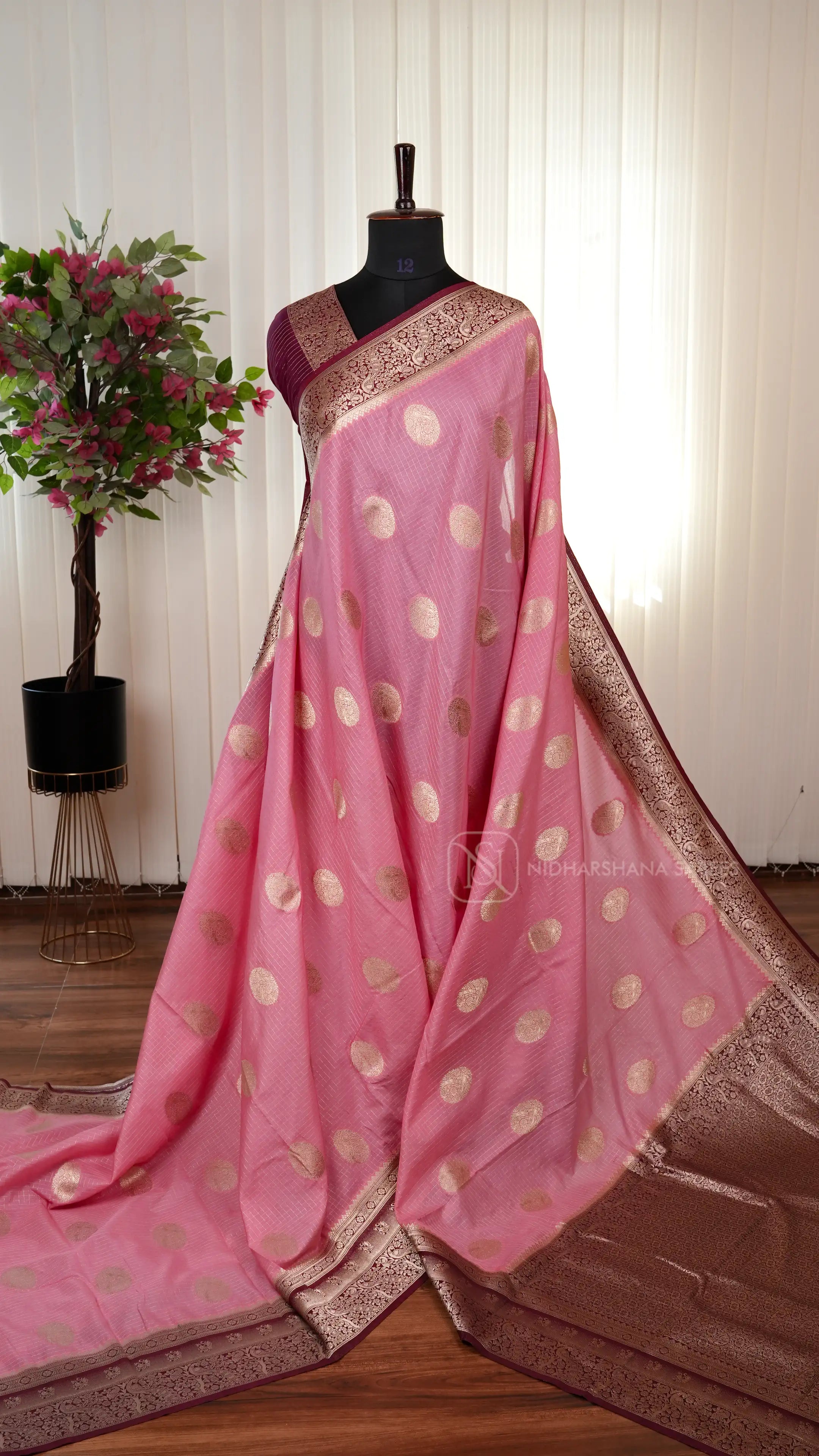 Semi Crepe Saree With Mini Zari Checks And Big Zari Butta And Contrast Border