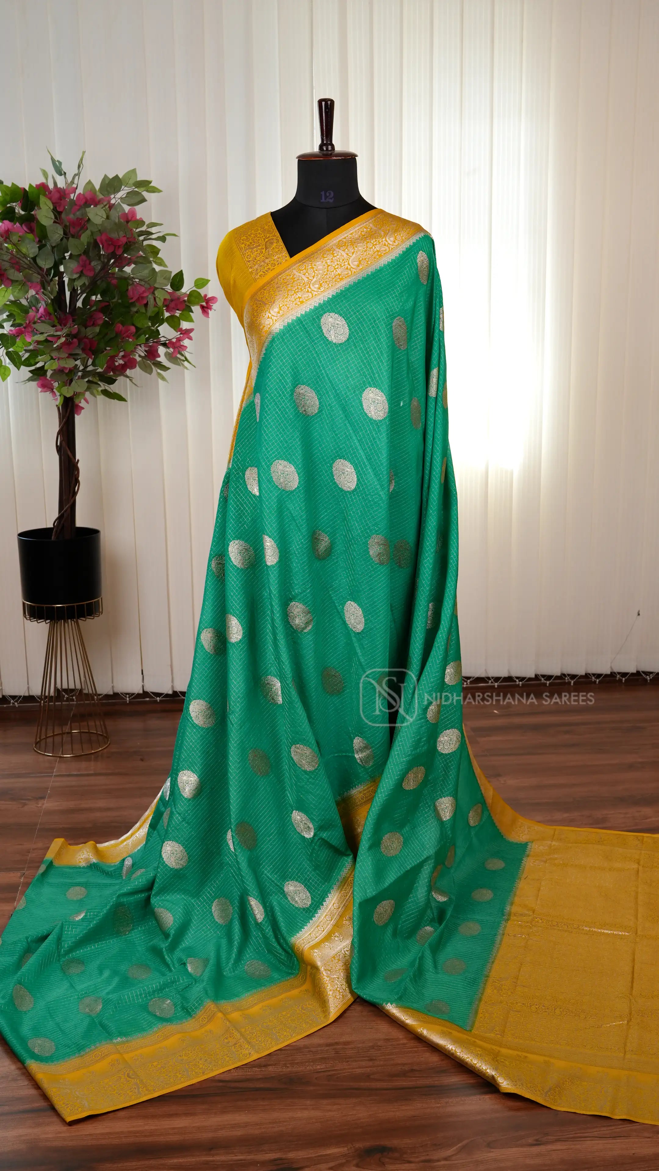 Semi Crepe Saree With Mini Zari Checks And Big Zari Butta And Contrast Border