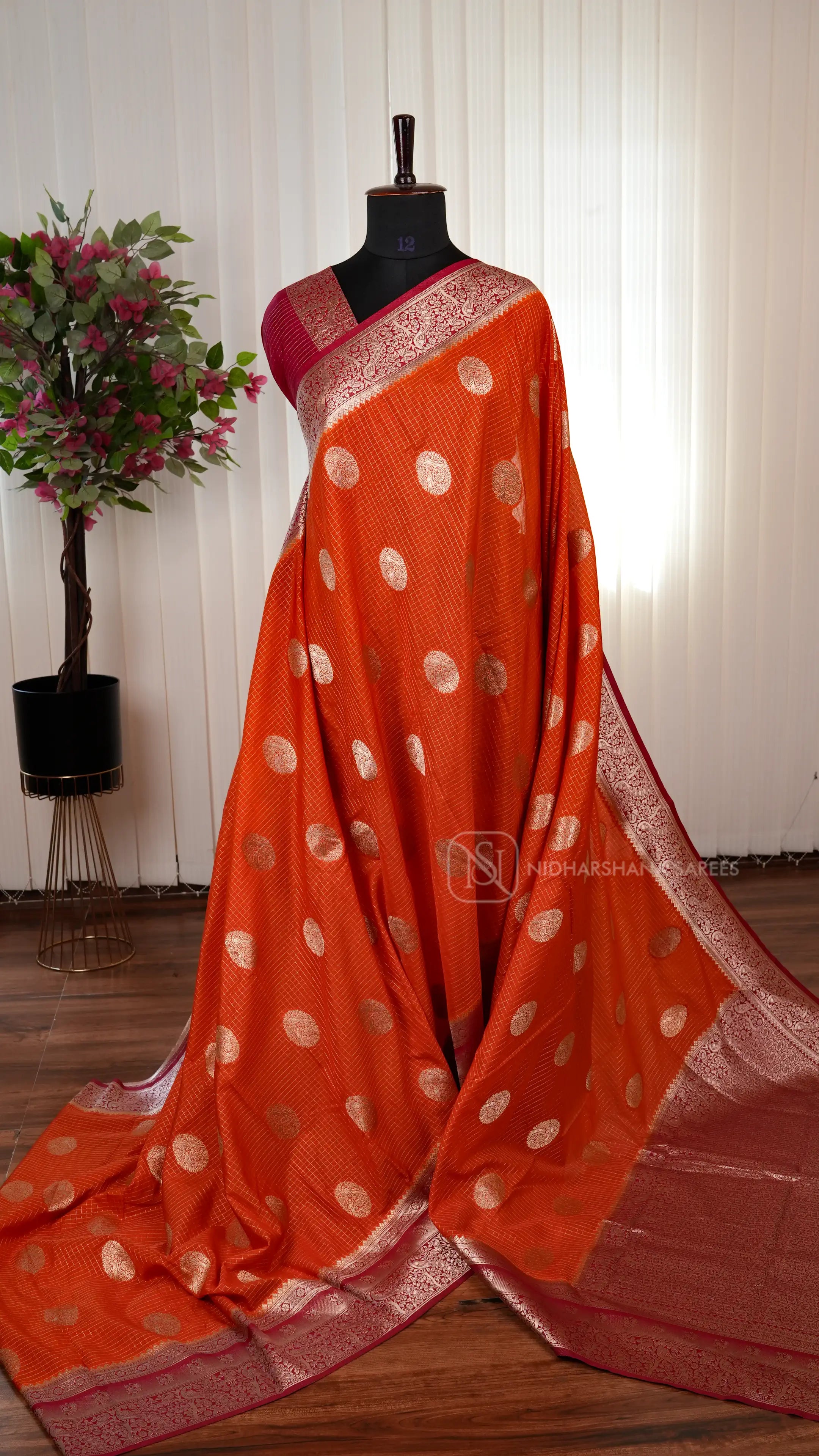 Semi Crepe Saree With Mini Zari Checks And Big Zari Butta And Contrast Border