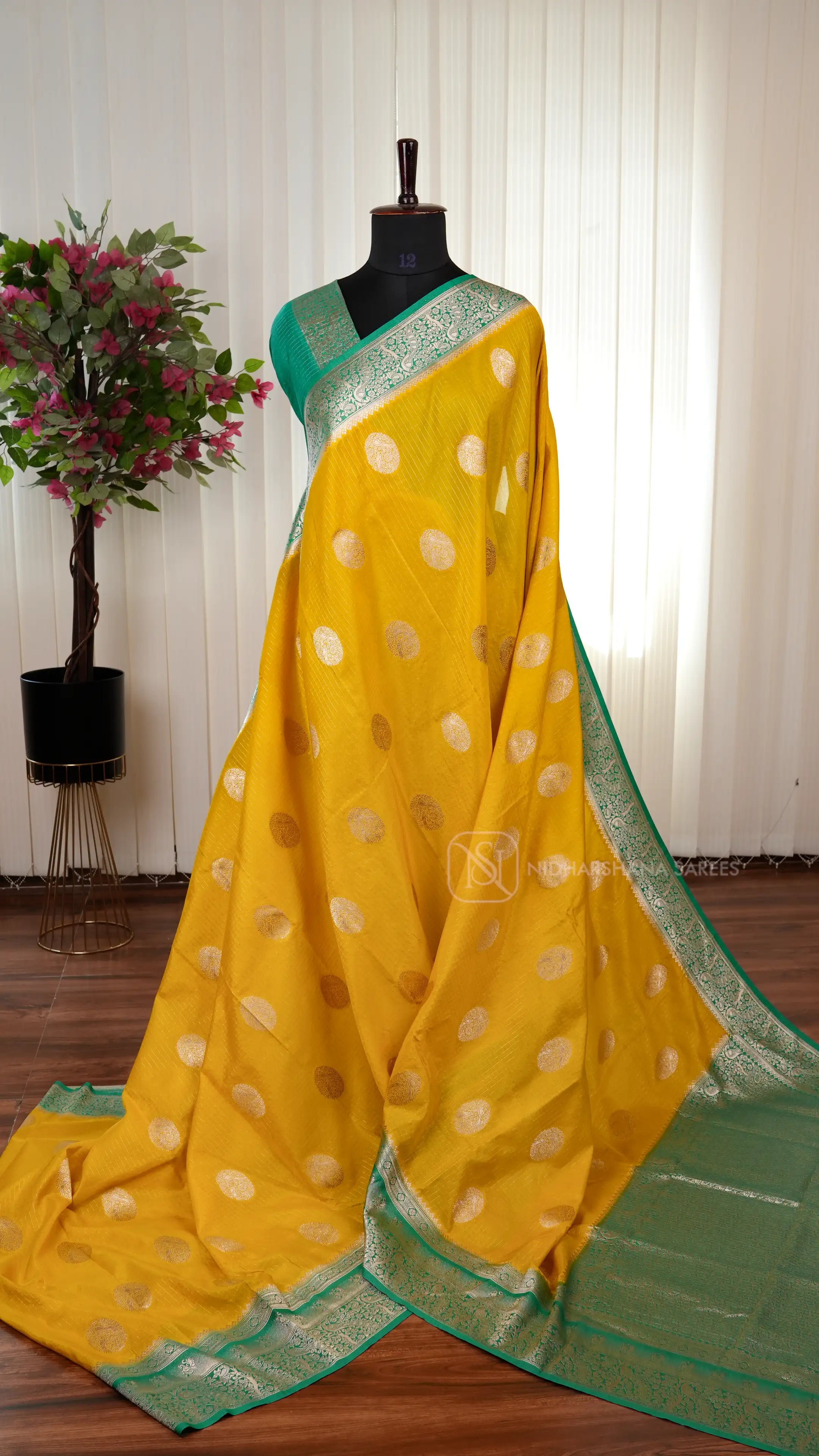 Semi Crepe Saree With Mini Zari Checks And Big Zari Butta And Contrast Border