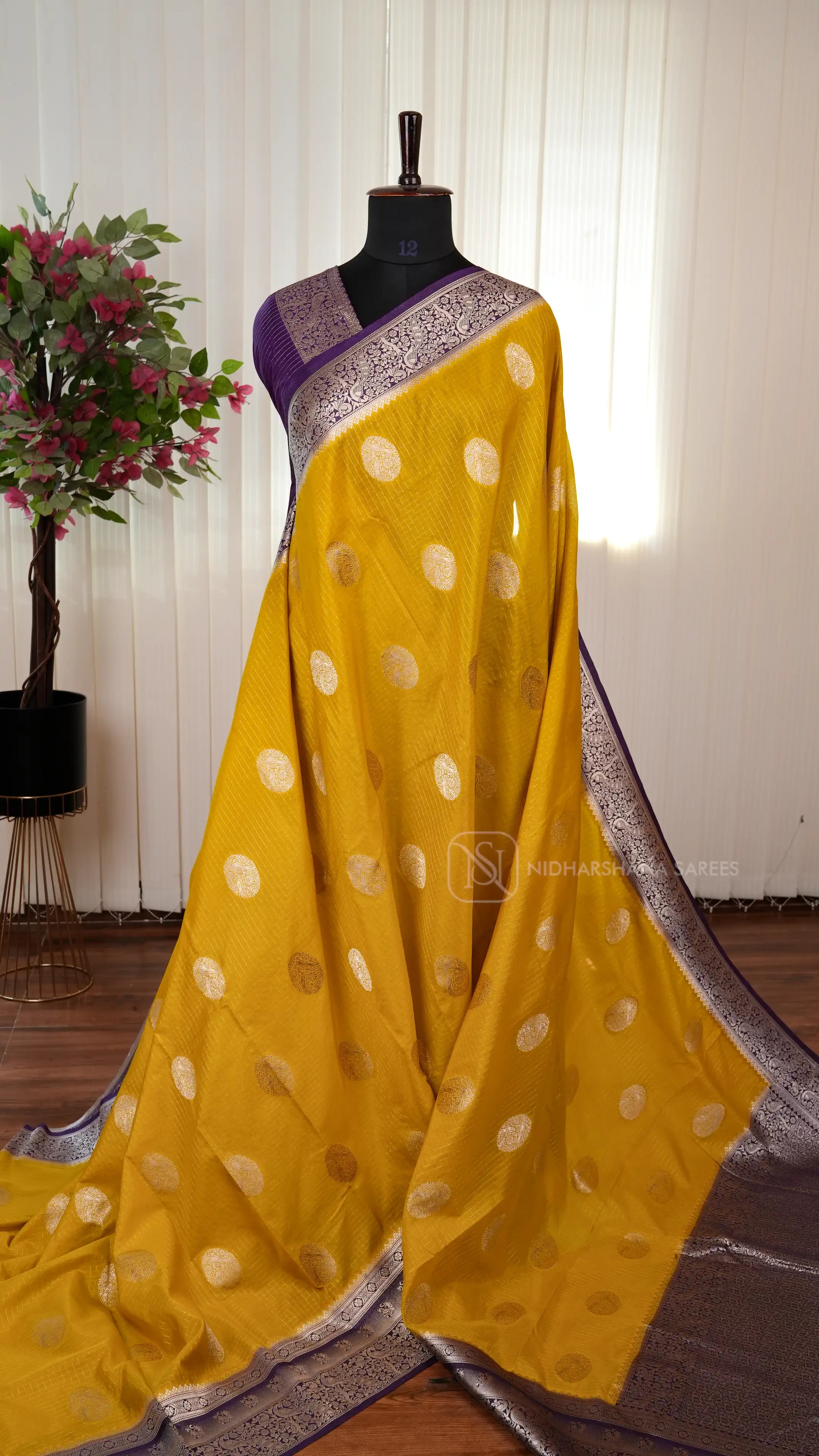 Semi Crepe Saree With Mini Zari Checks And Big Zari Butta And Contrast Border