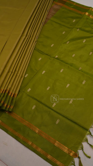 Handloom Banana Pith Saree With Dual Shade Concept And Contrast Pallu