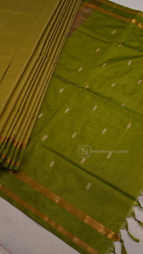 Handloom Banana Pith Saree With Dual Shade Concept And Contrast Pallu