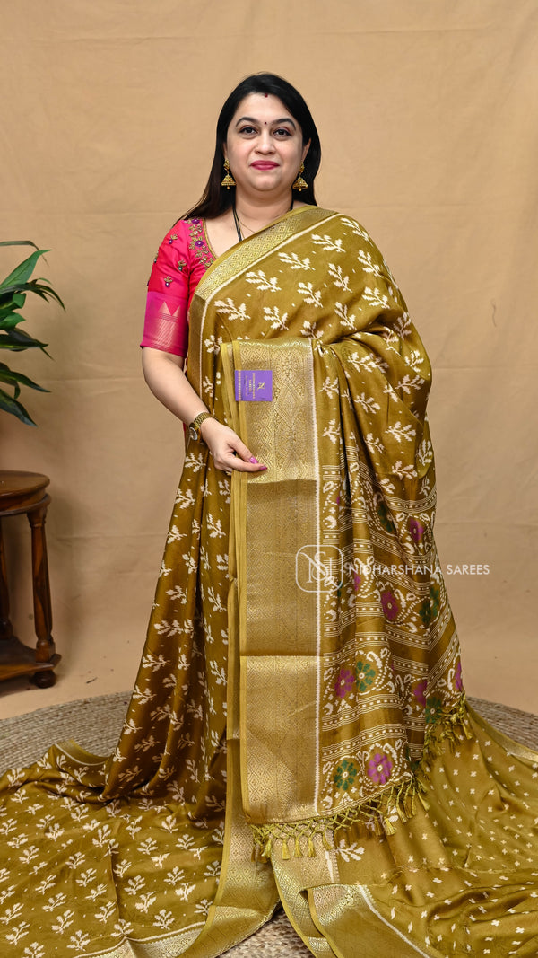 Muslin Georgette With Zari Border