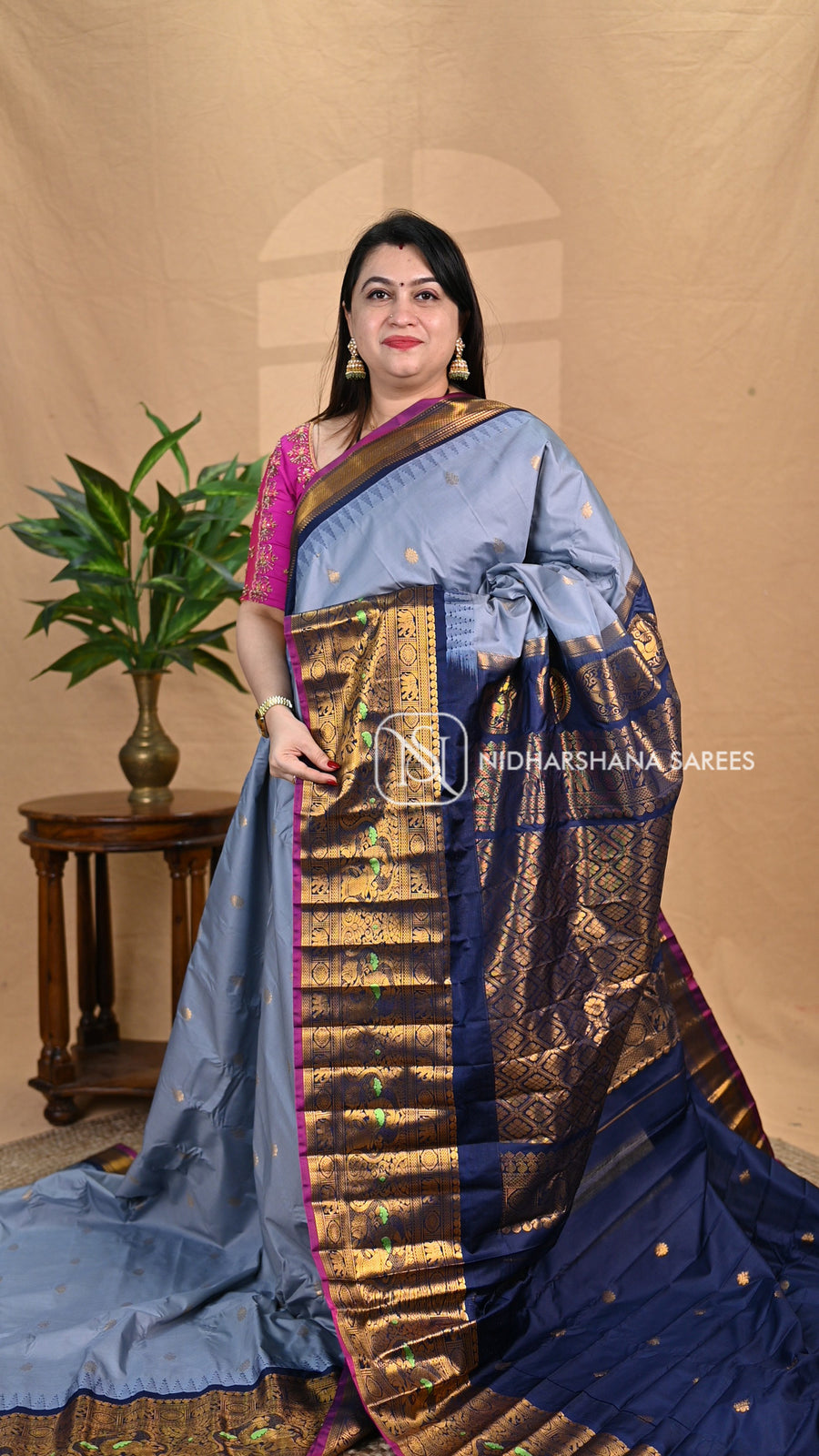 Semi Gadwal With Zari Butta And Contrast Border